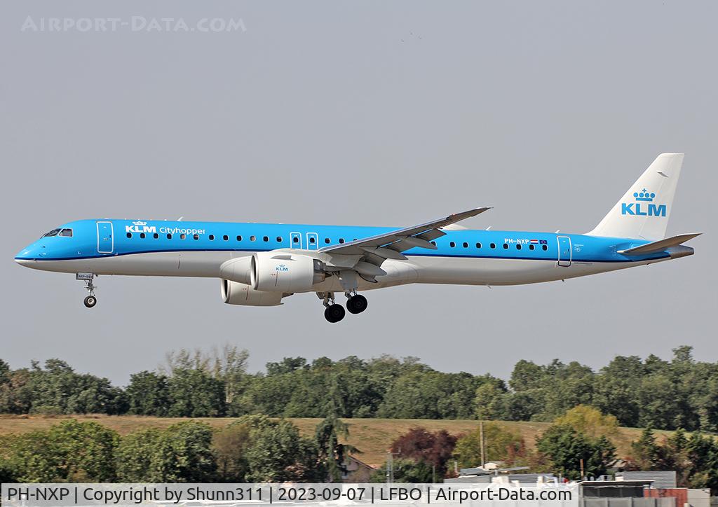 PH-NXP, 2023 Embraer E195-E2 (ERJ 190-400 STD) C/N 19020093, Landing rwy 14R