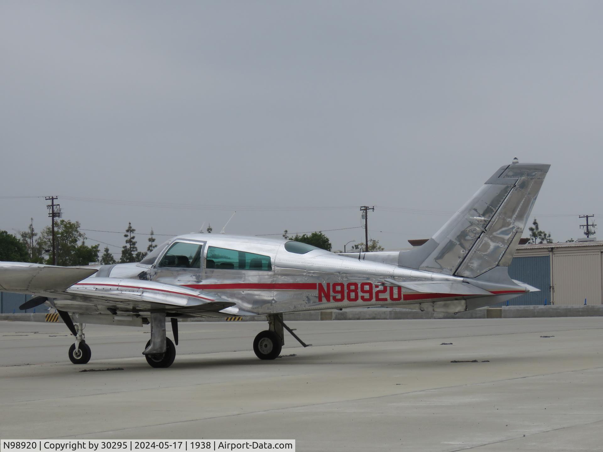 N98920, 1976 Cessna 310R C/N 310R0647, Parked
