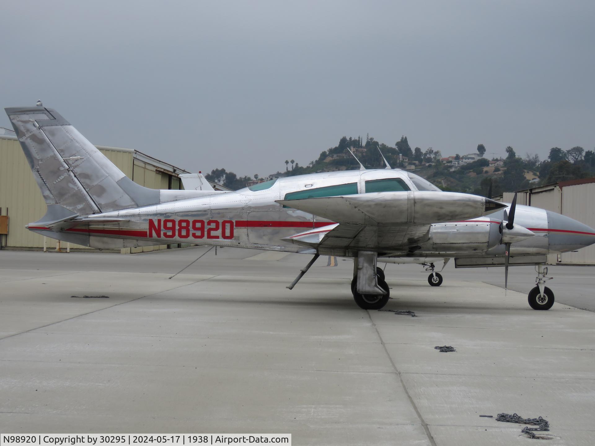 N98920, 1976 Cessna 310R C/N 310R0647, Parked