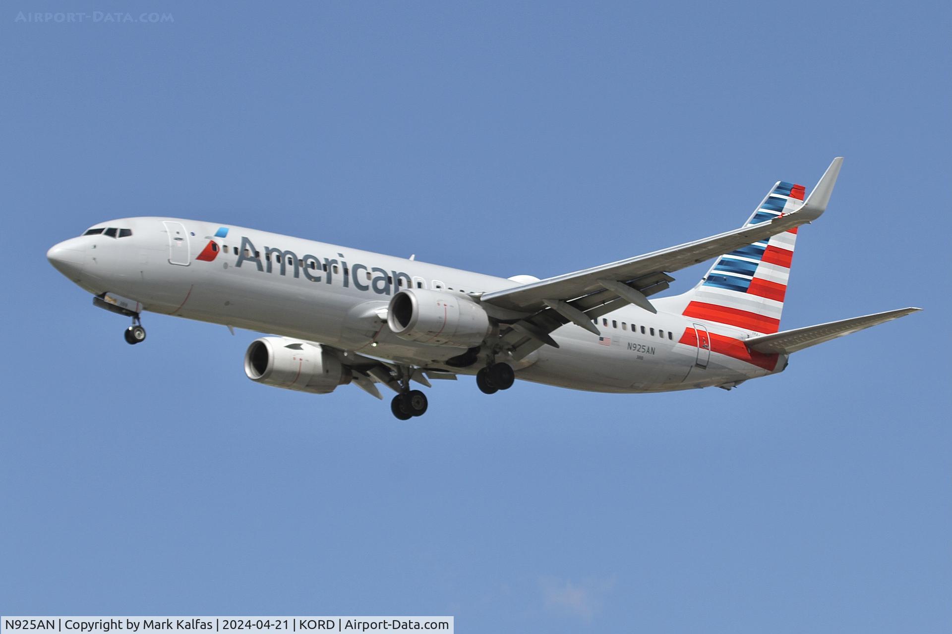 N925AN, 1999 Boeing 737-823 C/N 29526, B738 American Airlines Boeing 737-823 N925AN AAL1339 SRQ-ORD 28C approach KORD