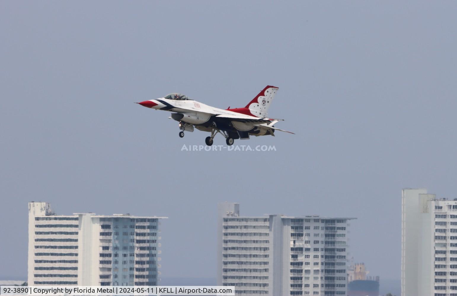 92-3890, General Dynamics F-16CJ Fighting Falcon C/N CC-132, Thunderbirds F-16 zx