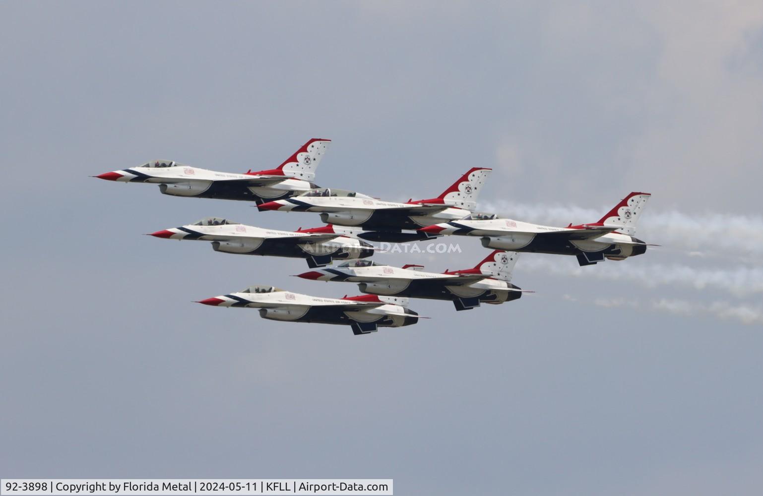 92-3898, General Dynamics F-16CJ Fighting Falcon C/N CC-140, FLL zx Thunderbirds flyover 