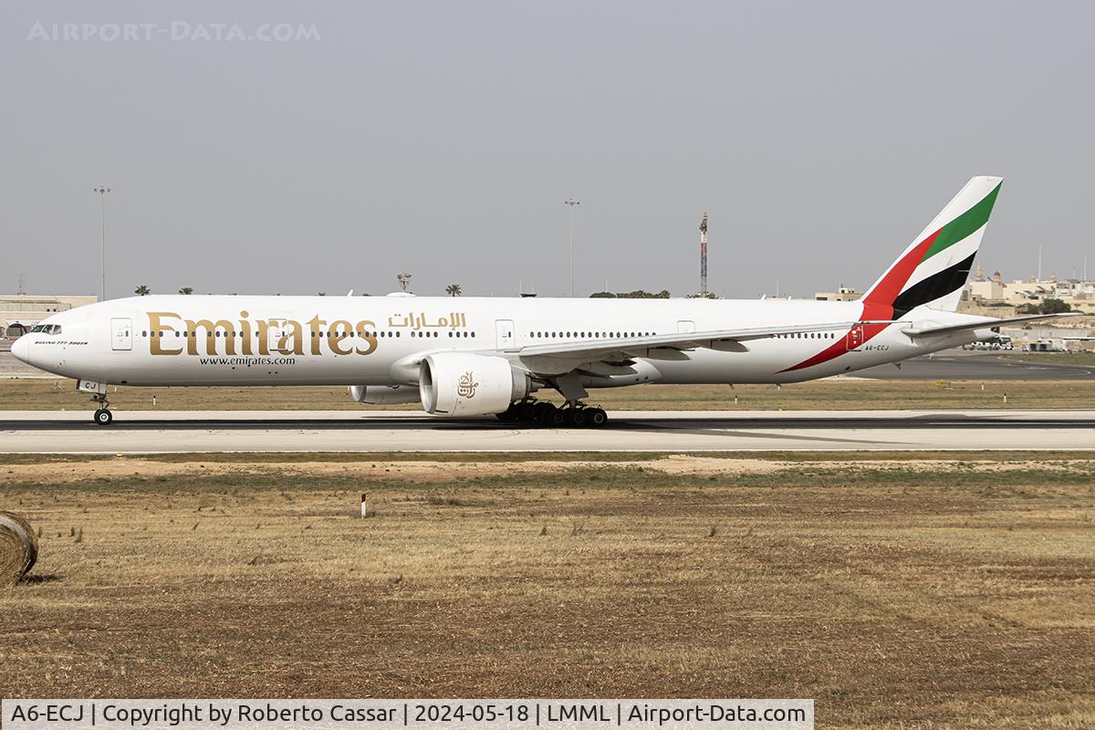 A6-ECJ, 2008 Boeing 777-31H/ER C/N 35583, Runway 13 Backtrack
