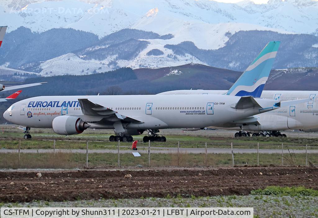 CS-TFM, 1998 Boeing 777-212/ER C/N 28513, Stored...