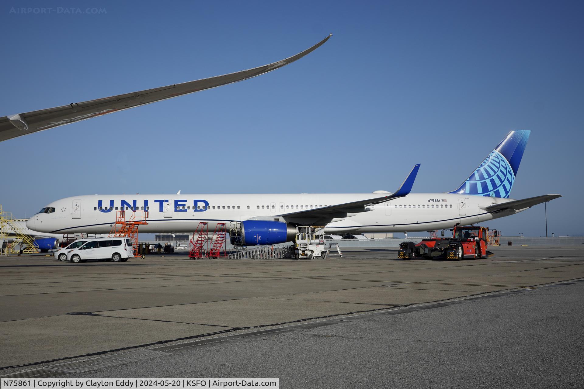 N75861, 2001 Boeing 757-33N C/N 32585, SFO 2024.