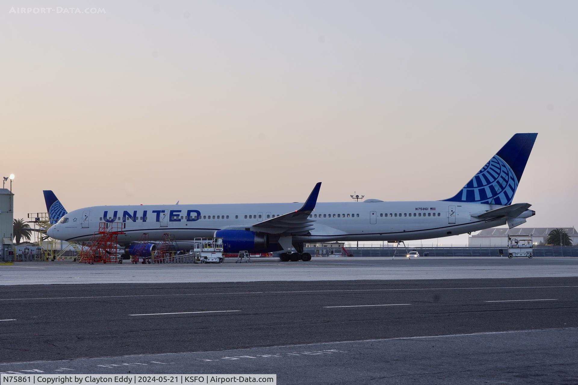 N75861, 2001 Boeing 757-33N C/N 32585, SFO 2024.