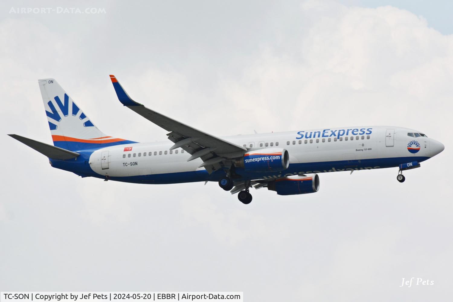 TC-SON, 2005 Boeing 737-86J C/N 30827, Landing at Brussels Airport.