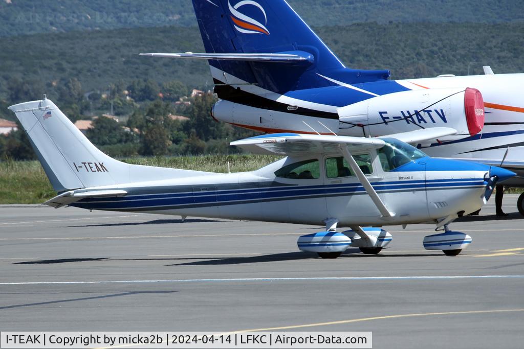 I-TEAK, 1982 Cessna 182R Skylane C/N 18268246, Parked