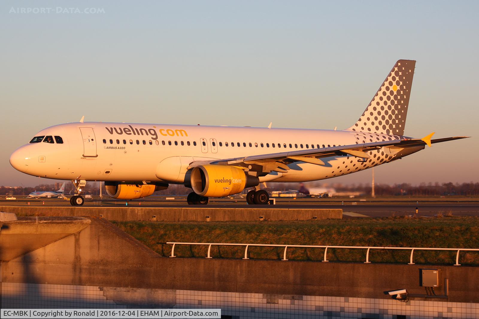 EC-MBK, 2006 Airbus A320-214 C/N 2658, at spl