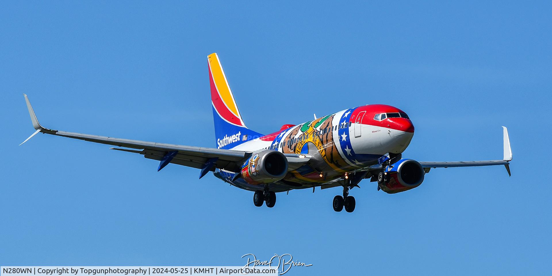 N280WN, 2007 Boeing 737-7H4 C/N 32533, Missouri One on short approach to RW35