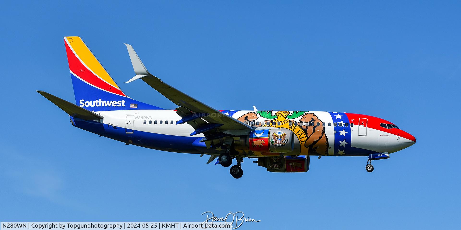 N280WN, 2007 Boeing 737-7H4 C/N 32533, Missouri One over the numbers for RW35
