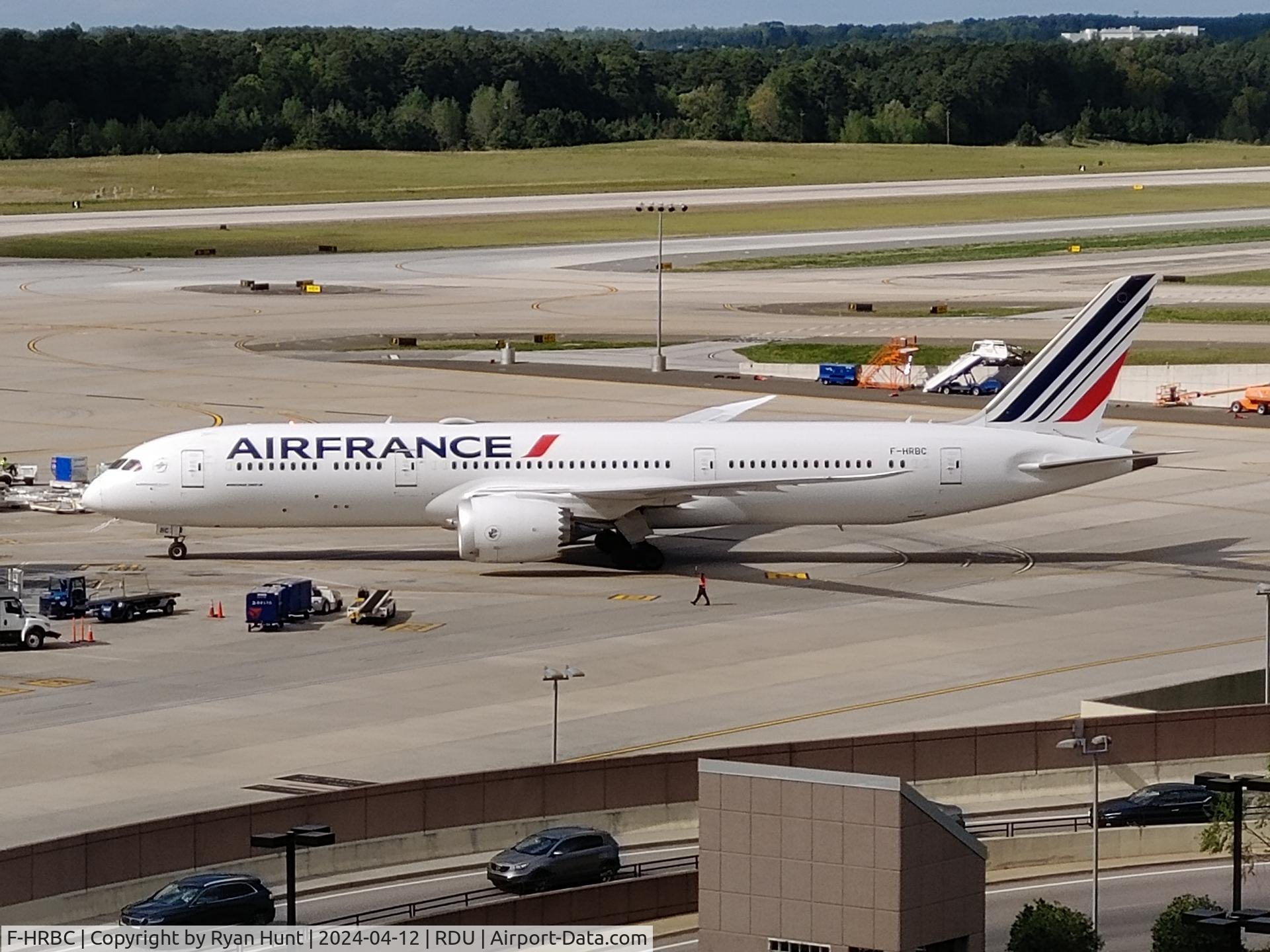F-HRBC, 2017 Boeing 787-9 Dreamliner Dreamliner C/N 38770, Airfrans 692 heavy parking at the gate.