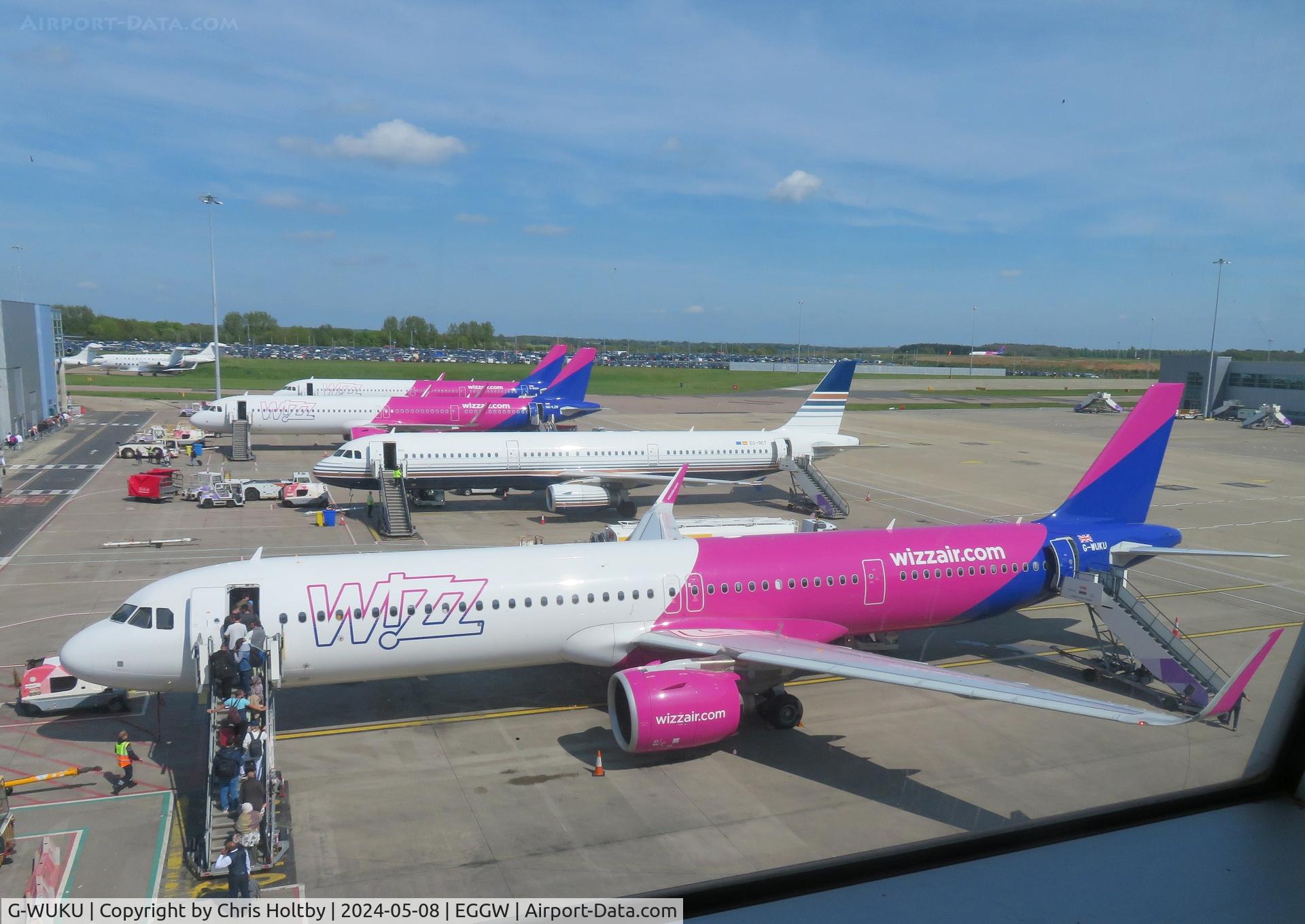 G-WUKU, 2022 Airbus A321-251NX C/N 10787, Taking on passengers at Luton Airport