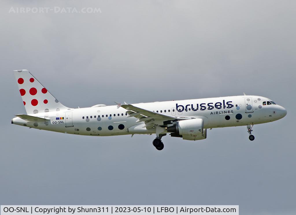 OO-SNL, 2003 Airbus A320-214 C/N 1961, Landing rwy 32L in new c/s