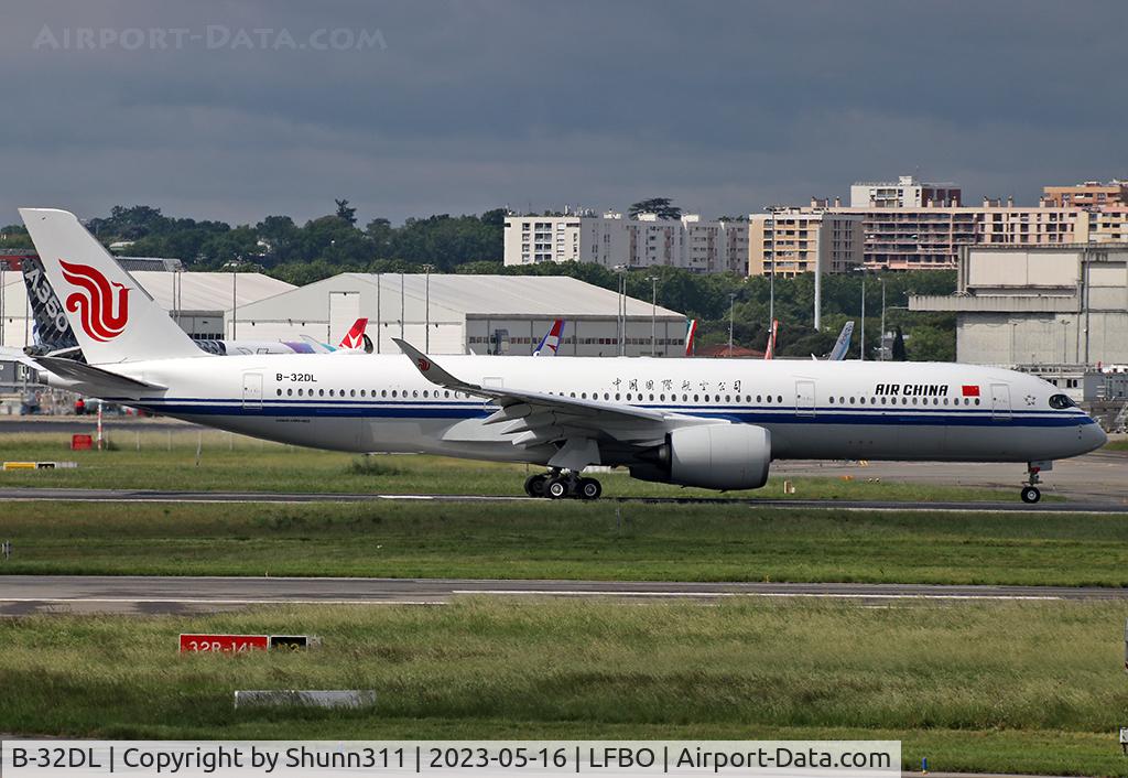 B-32DL, 2023 Airbus A350-941 C/N 0581, Delivery day...