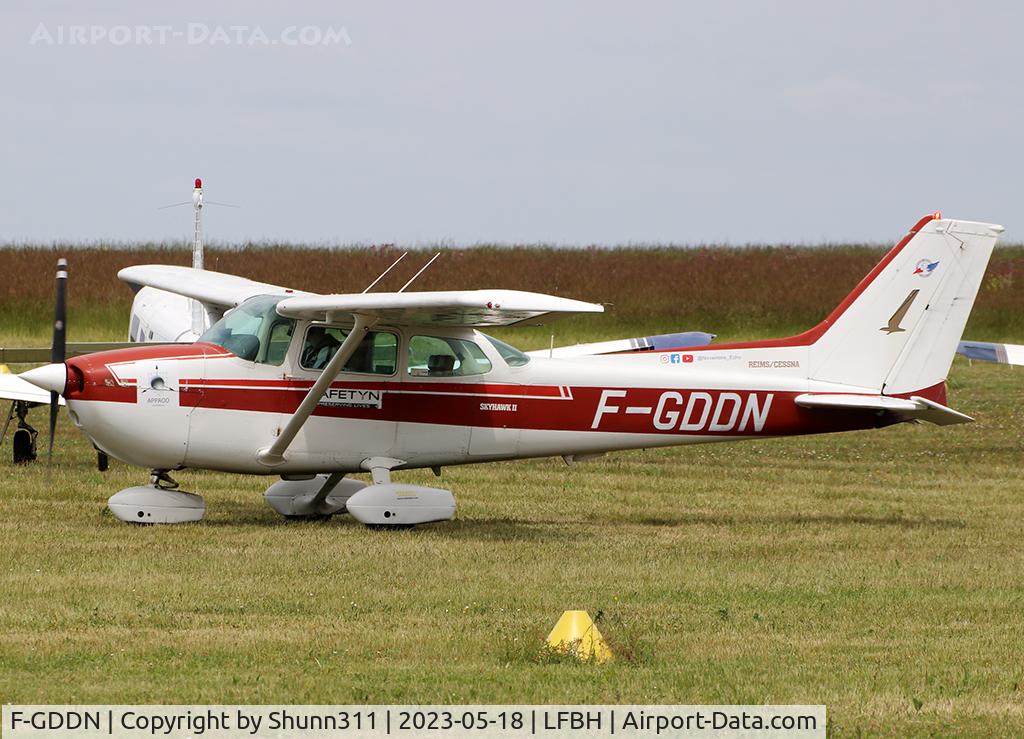 F-GDDN, Reims F172P C/N 2106, Parked in the grass...
