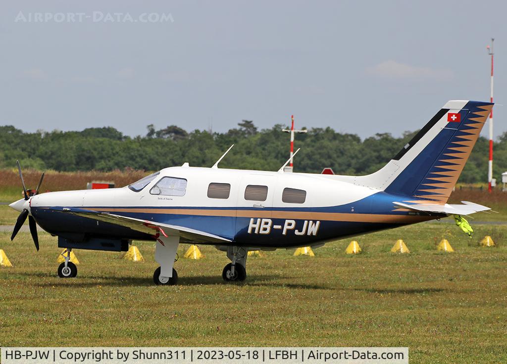 HB-PJW, 1988 Piper PA-46-310P Malibu C/N 4608128, Parked in the grass...