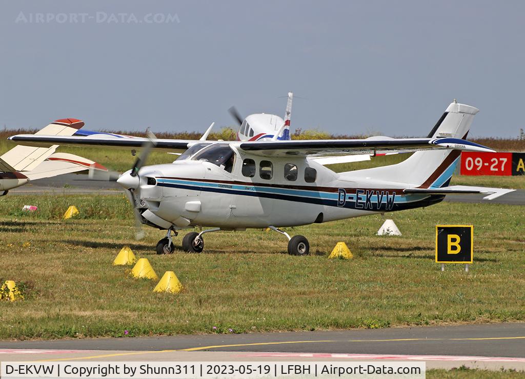 D-EKVW, Cessna P210N Pressurised Centurion Pressurised Centurion C/N P21000579, Arriving from flight and taxiing to his parking...