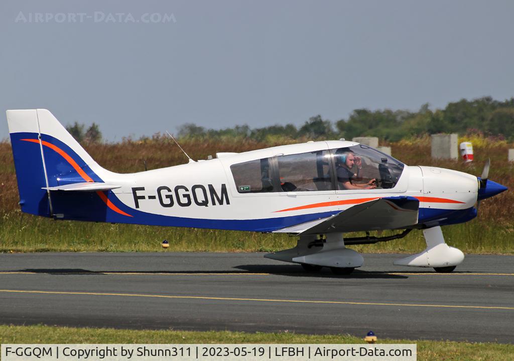 F-GGQM, Robin DR-400-120 C/N 1863, Taxiing to the Airclub...