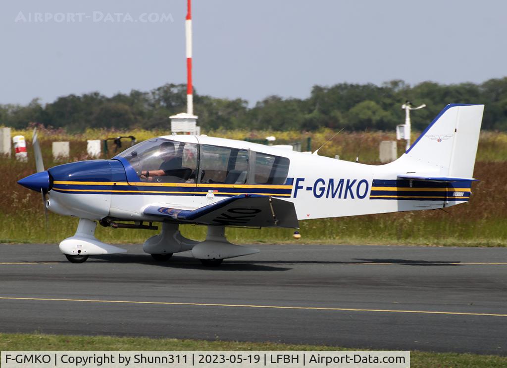 F-GMKO, Robin DR-400-140B Major C/N 2179, Taxiing holding point rwy 09 for departure....