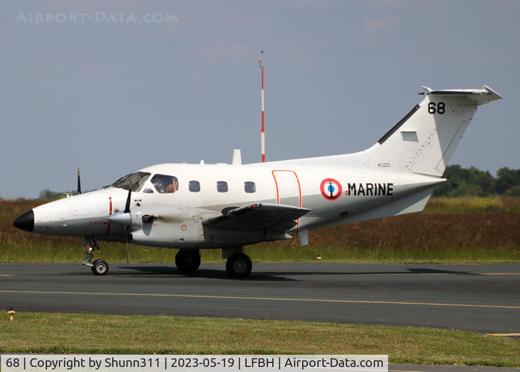 68, 1983 Embraer EMB-121AN Xingu C/N 121068, Taxiing holding point rwy 09 for departure...