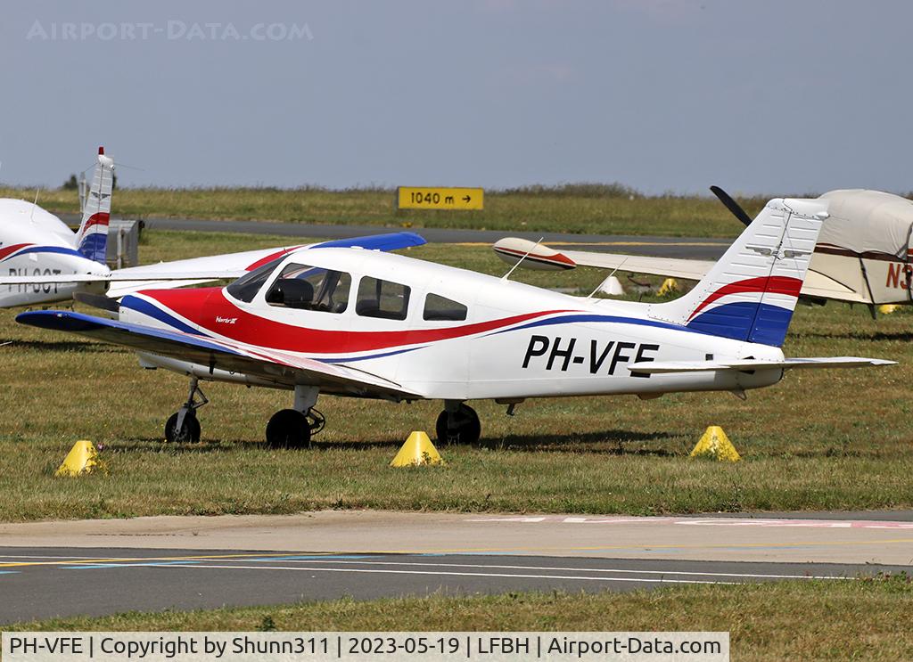 PH-VFE, 1998 Piper PA-28-161 Warrior III C/N 28-42039, Parked in the grass...
