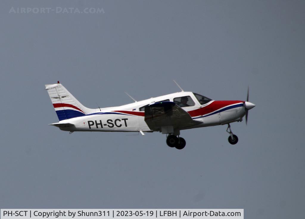 PH-SCT, 1981 Piper PA-28-161 Cherokee Warrior II C/N 28-8116119, Taking off from rwy 09...