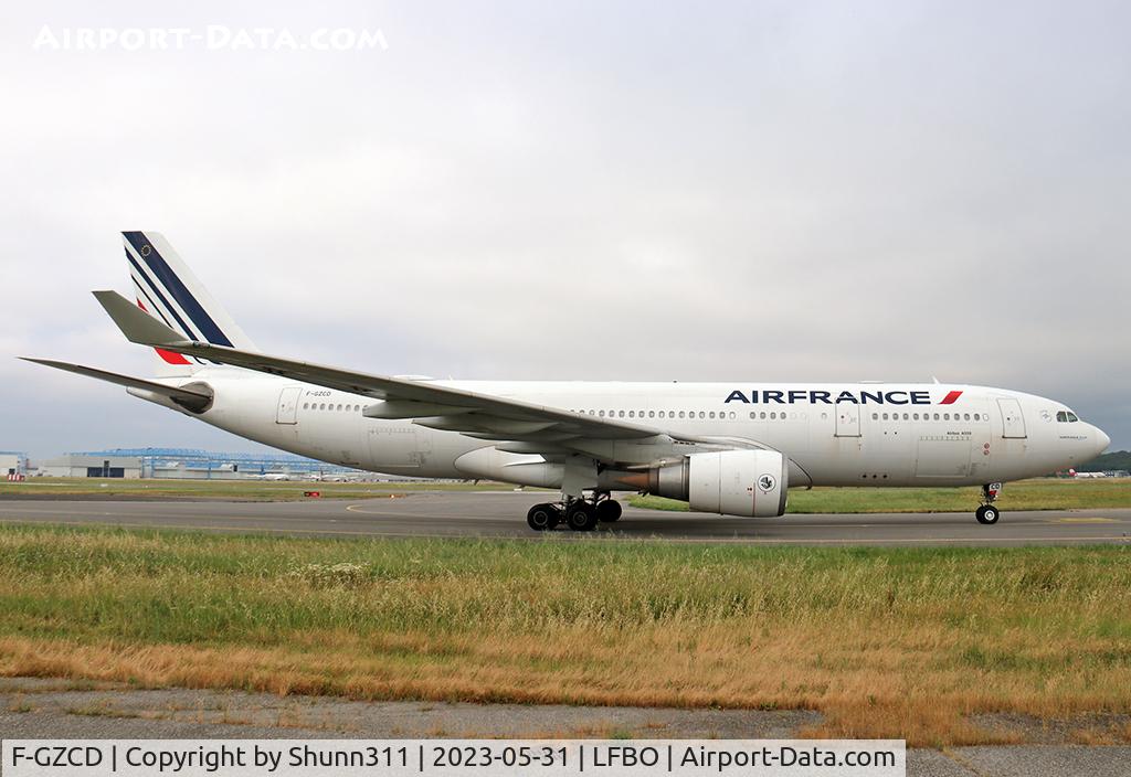 F-GZCD, 2002 Airbus A330-203 C/N 458, Taxiing to Air France facility for overhaul... new c/s