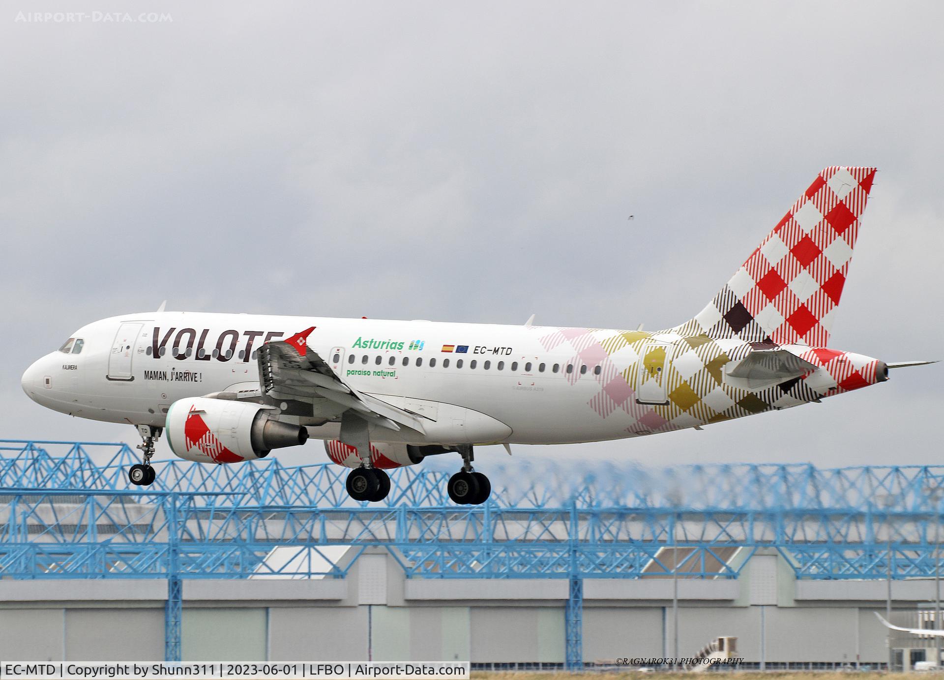 EC-MTD, 2004 Airbus A319-111 C/N 2318, Landing rwy 14L with additional 'Asturias' patch