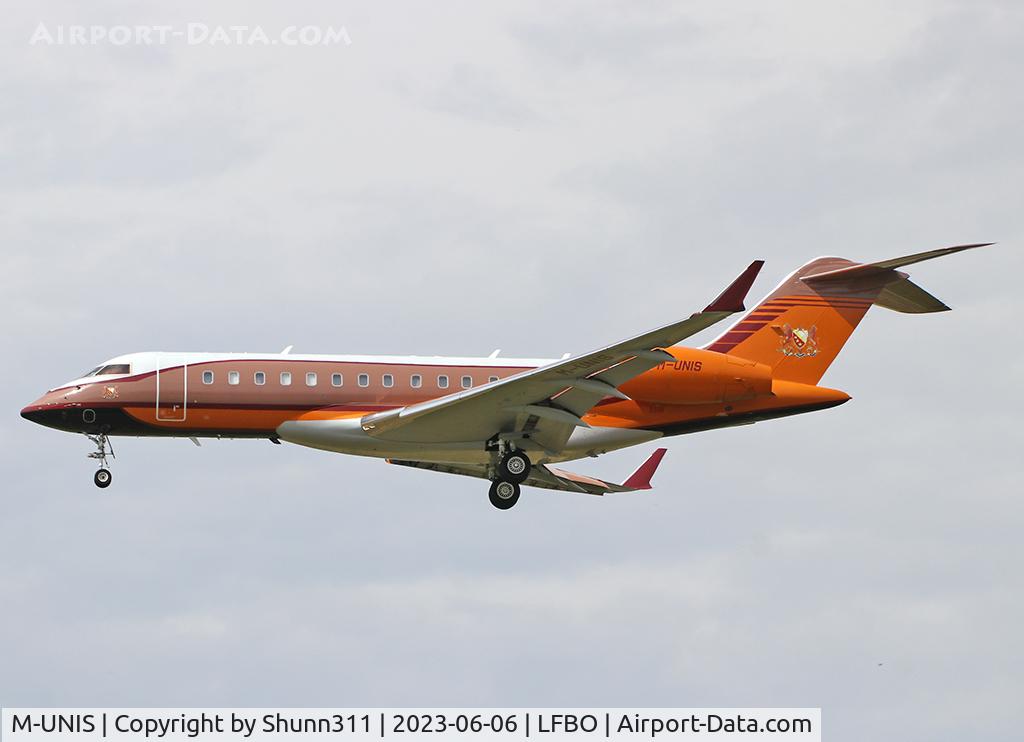 M-UNIS, 2010 Bombardier BD-700-1A10 Global Express XRS C/N 9371, Landing rwy 14R