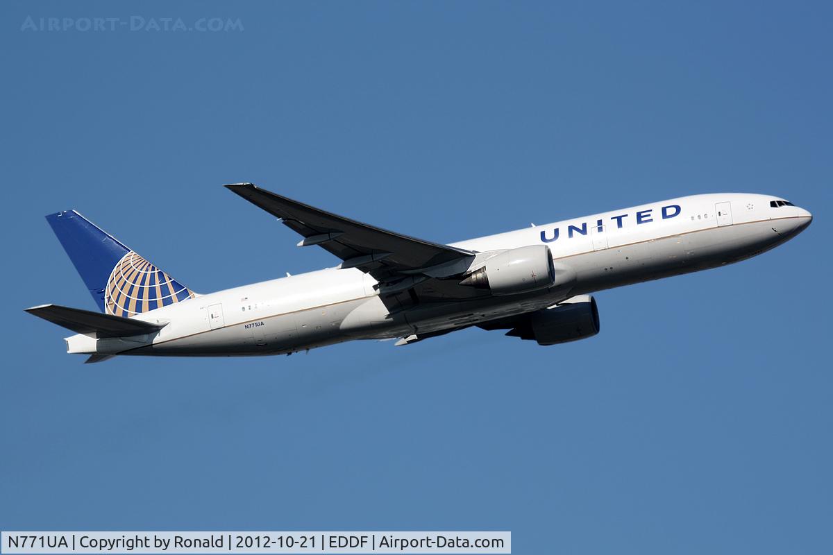 N771UA, 1995 Boeing 777-222 C/N 26932, at fra