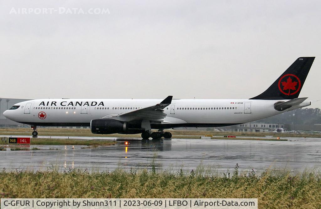 C-GFUR, 2000 Airbus A330-343 C/N 344, Ready for take off rwy 14L... New c/s...