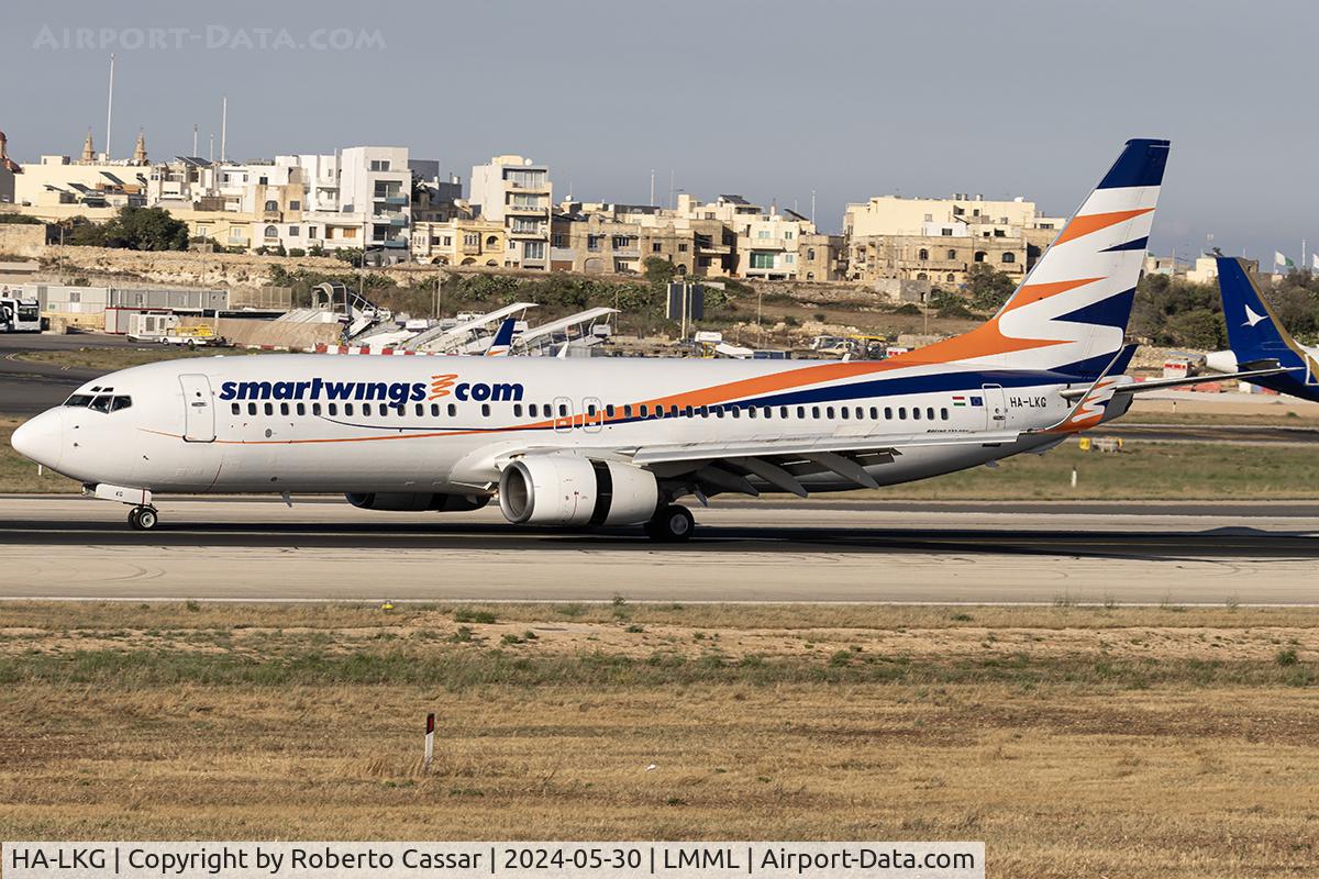 HA-LKG, 2001 Boeing 737-8CX C/N 32362, Runway 31