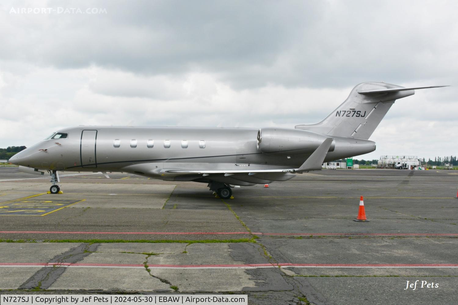 N727SJ, 2005 Bombardier Challenger 300 (BD-100-1A10) C/N 20039, N727SJ at Antwerp Airport.
