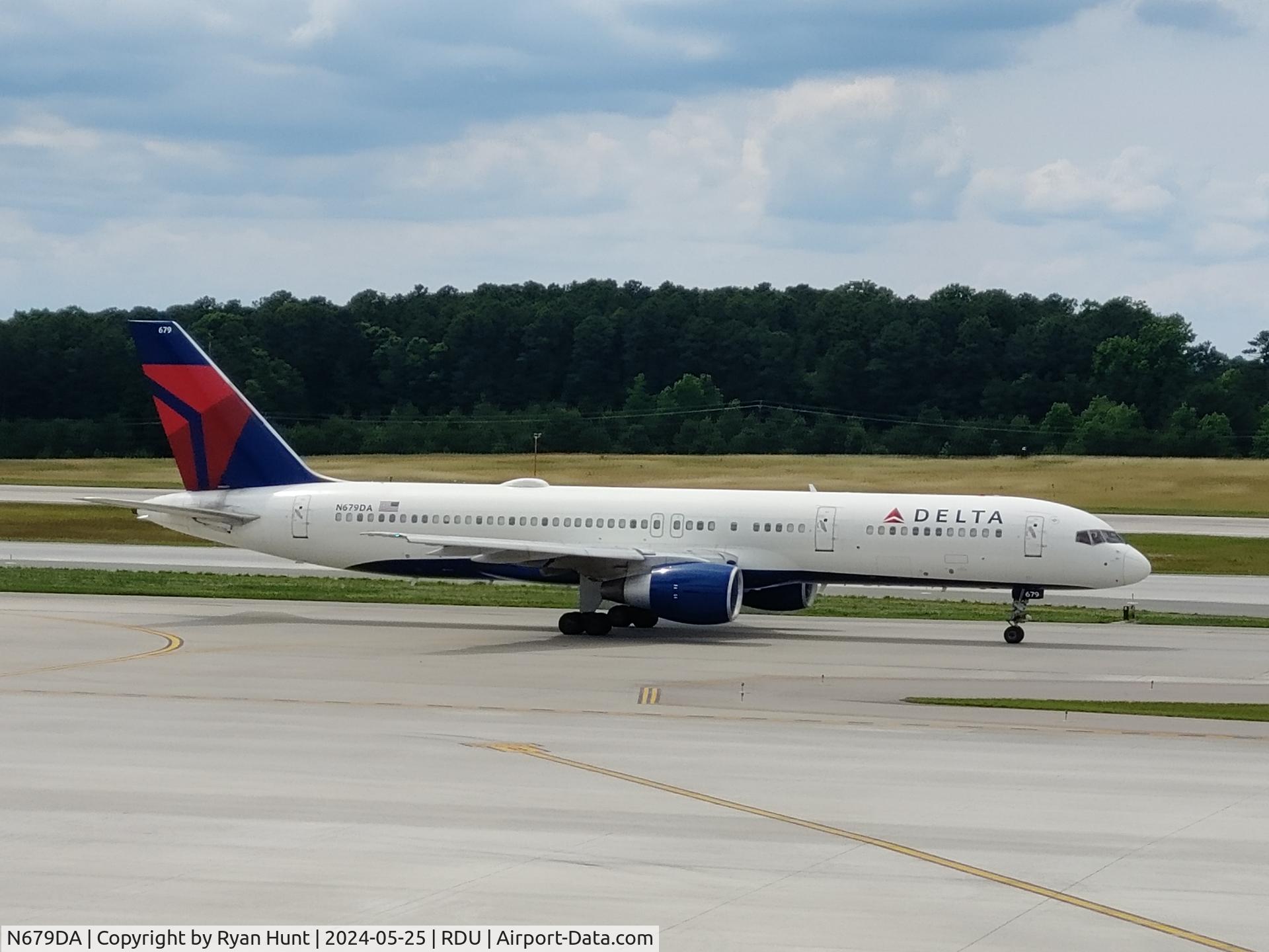 N679DA, 1992 Boeing 757-232 C/N 26955, Departing for ATL, no WL! These will sadly be gone soon.