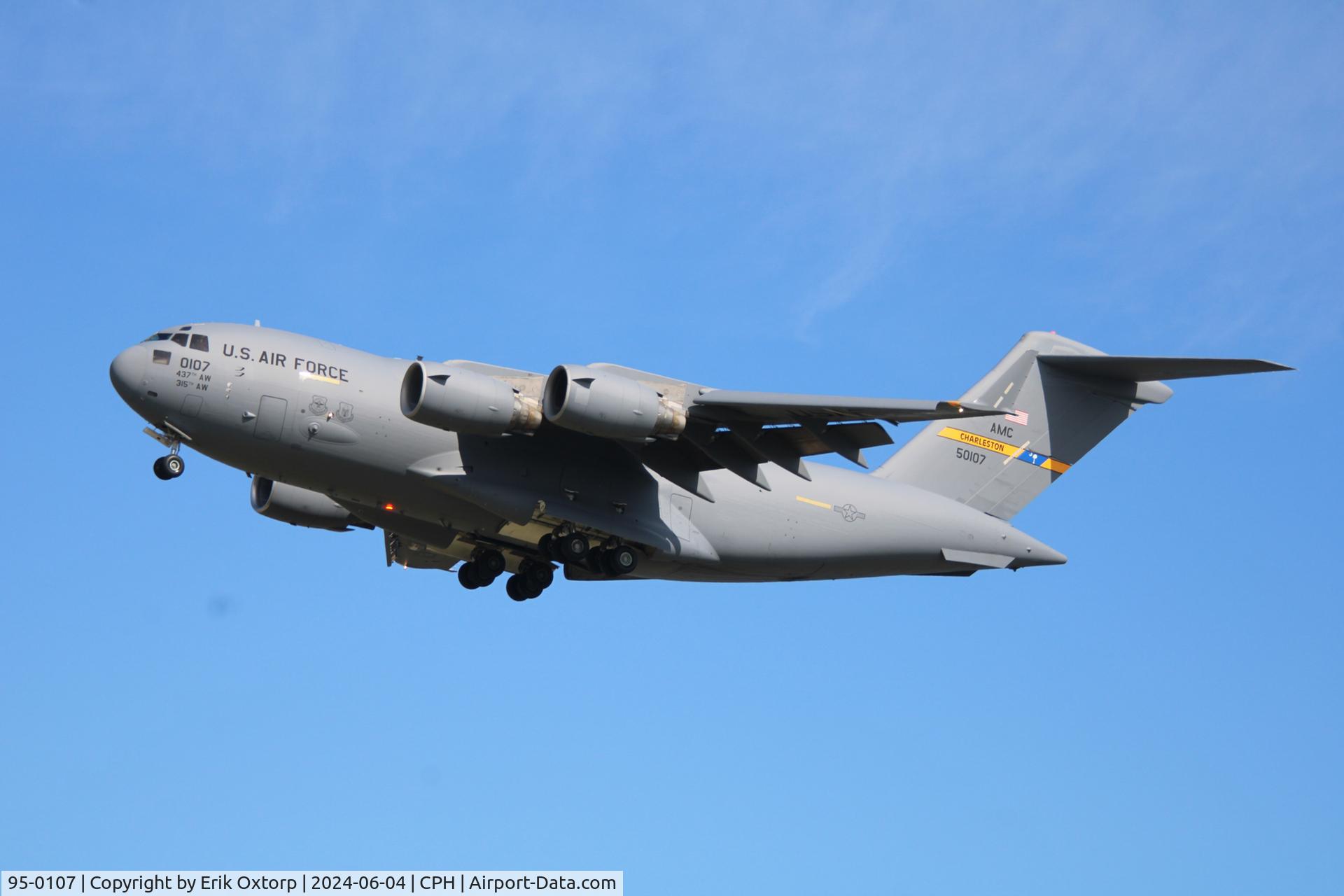 95-0107, 1995 McDonnell Douglas C-17A Globemaster III C/N P-32, 95-0107 landing rw 22L