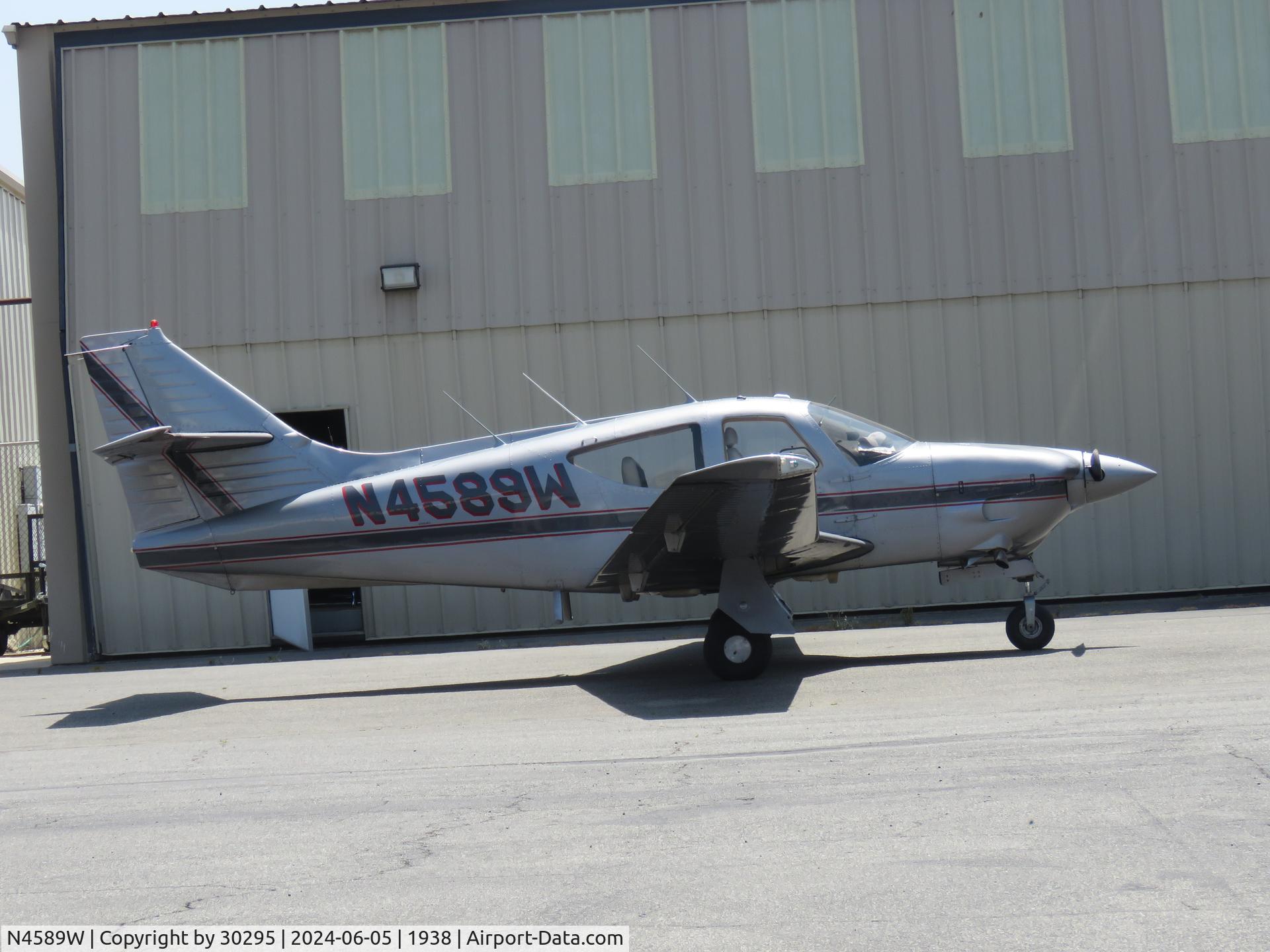 N4589W, 1976 Rockwell International 112TC Commander C/N 13079, Parked