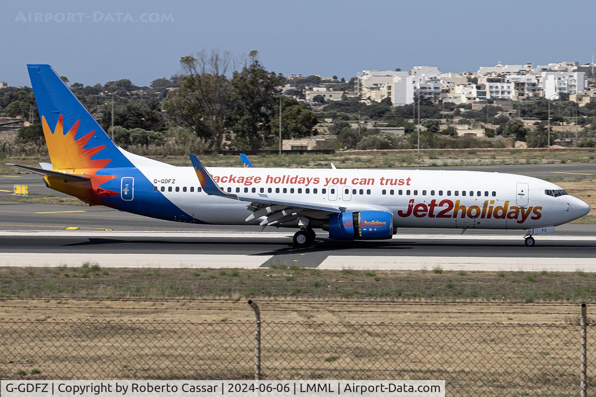 G-GDFZ, 2001 Boeing 737-86Q C/N 30276, Runway 31