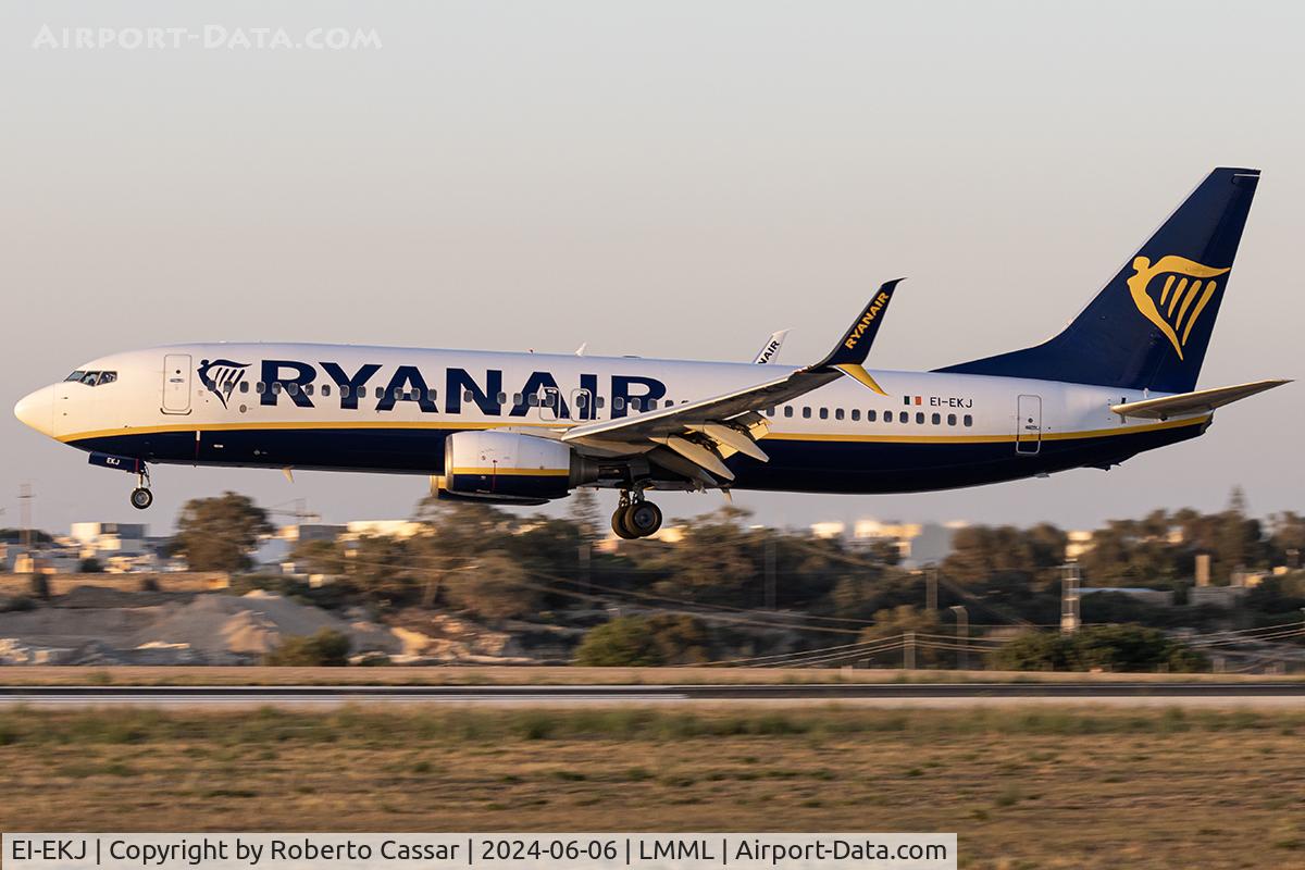 EI-EKJ, 2010 Boeing 737-8AS C/N 38497, Runway 31