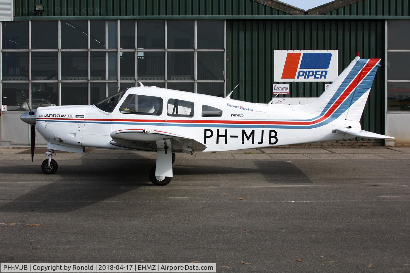 PH-MJB, Piper PA-28R-201 Cherokee Arrow III C/N 28R-7837227, at ehmz