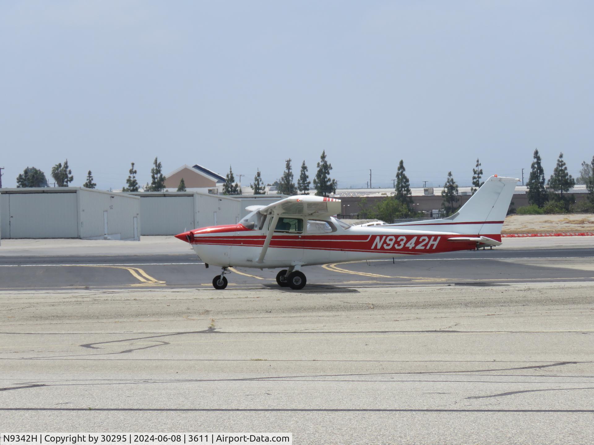 N9342H, 1975 Cessna 172M C/N 17266100, Taxiing