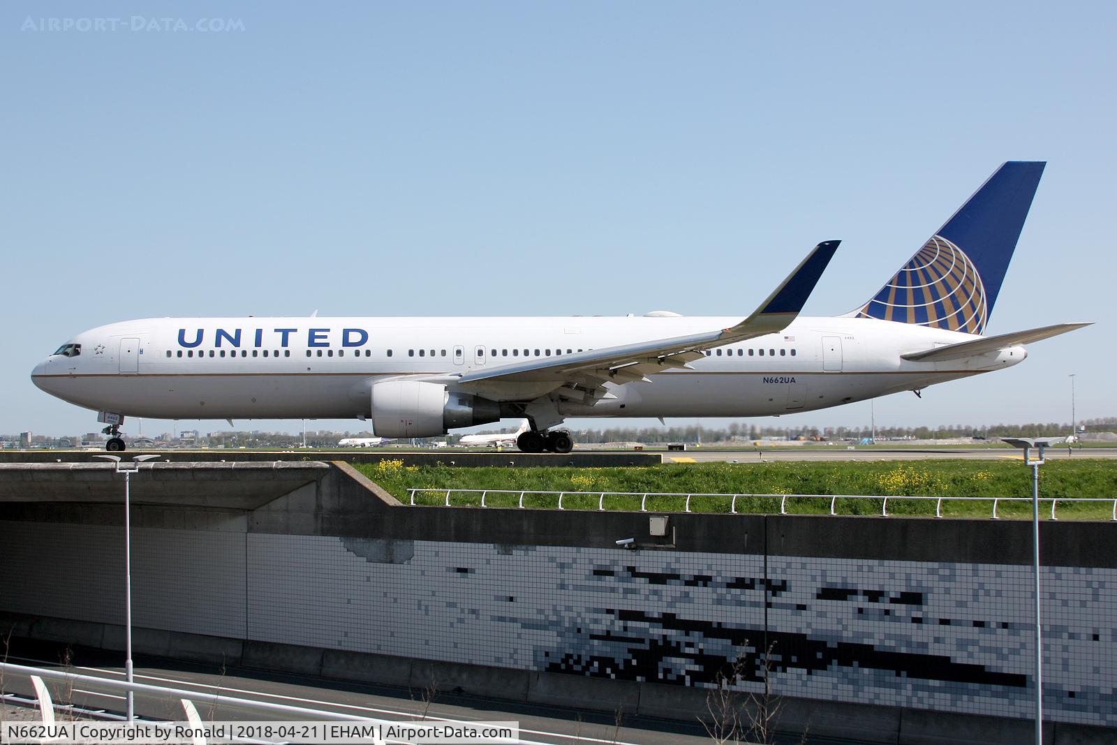 N662UA, 1993 Boeing 767-322 C/N 27159, at eham
