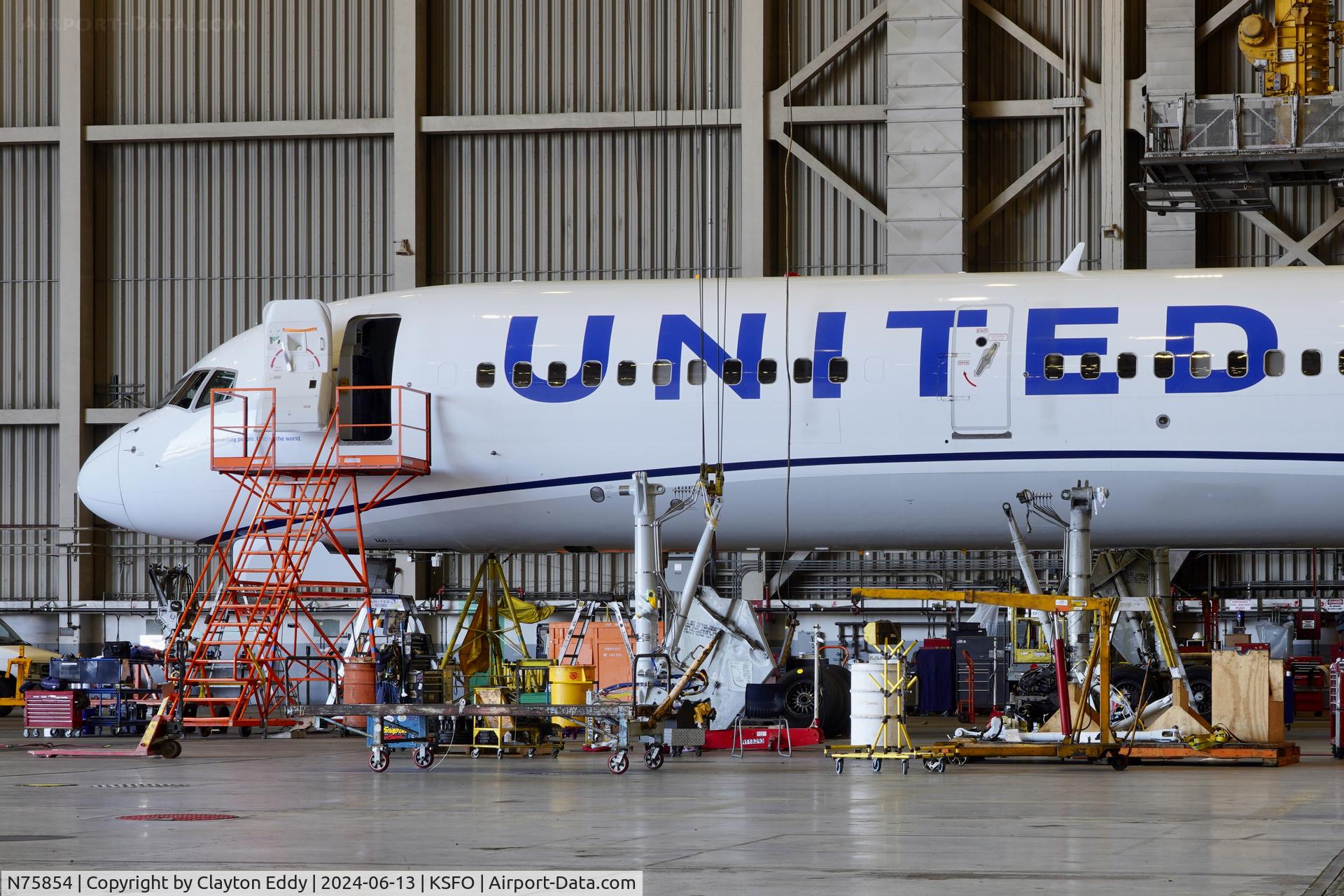 N75854, 2002 Boeing 757-324 C/N 32813, Gear change. SFO 2024.