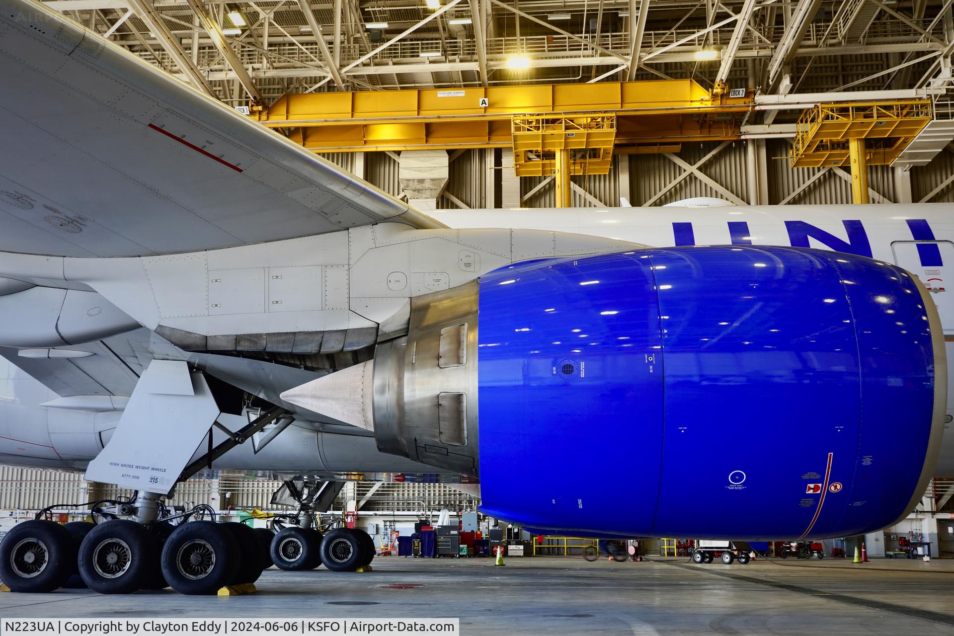 N223UA, 2001 Boeing 777-222 C/N 30224, SFO 2024.