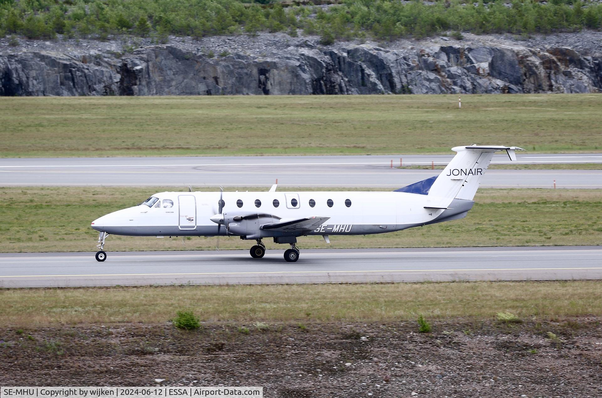 SE-MHU, 1990 Beech 1900C-1 C/N UC-115, Twy W