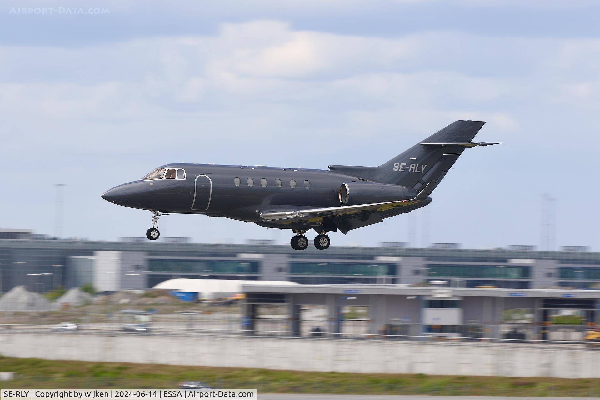 SE-RLY, 2011 Hawker Beechcraft 900XP C/N HA-0182, Rwy 19L