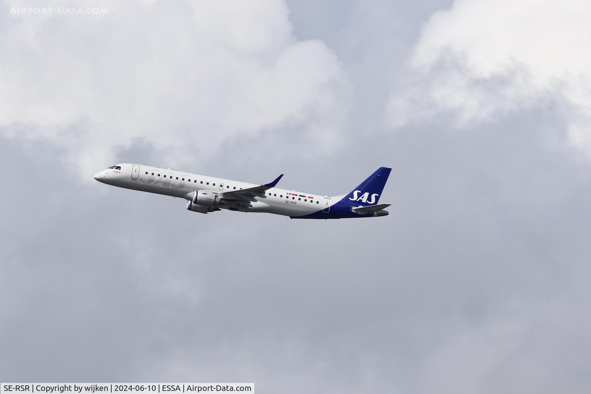 SE-RSR, 2011 Embraer 195LR (ERJ-190-200LR) C/N 19000425, Rwy19R
