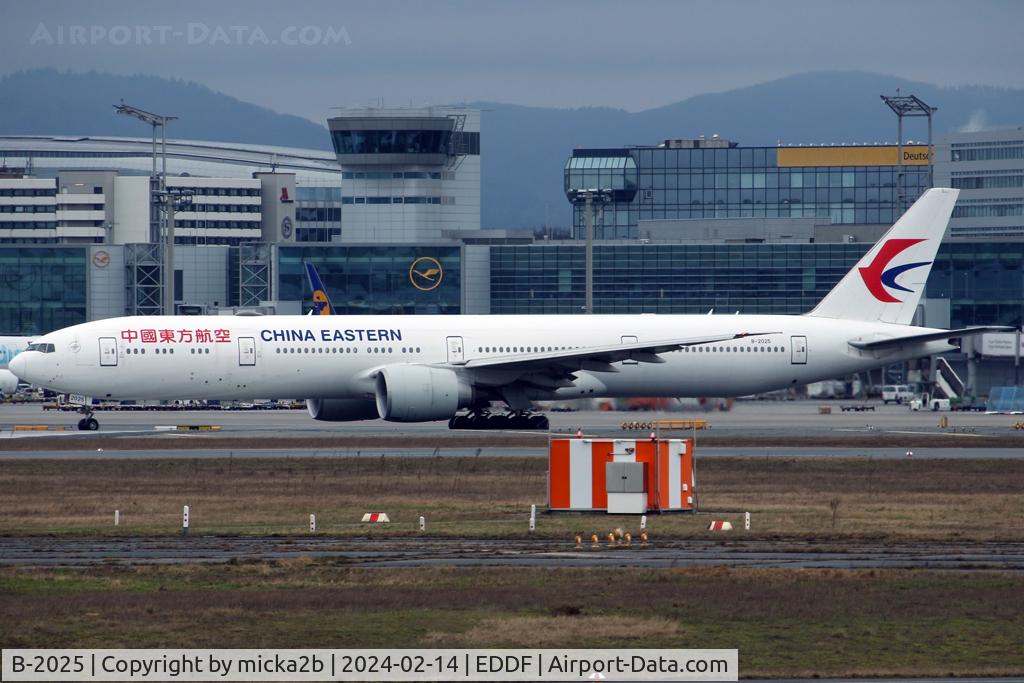 B-2025, 2015 Boeing 777-39P/ER C/N 43276, Taxiing