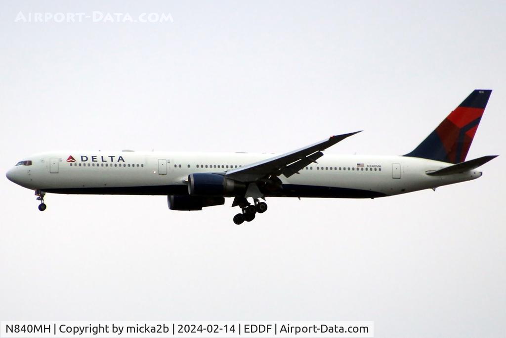 N840MH, 2001 Boeing 767-432/ER C/N 29718, Landing