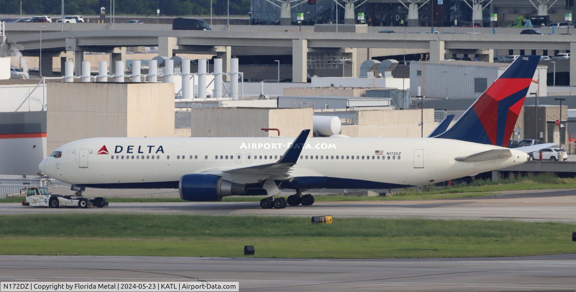 N172DZ, 1998 Boeing 767-332 C/N 29691, DAL 763 zx down time at ATL between an arrival from Venice VCE /LIPZ and a later departure to DTW